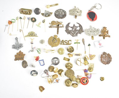 Lot 229 - A group of collectables to include military...