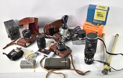 Lot 187 - A group of vintage cameras and photographic...