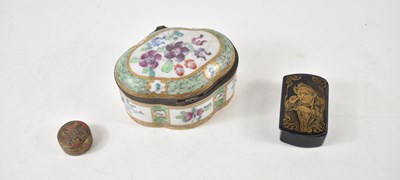 Lot 74 - A 19th century papier mache snuff box,...