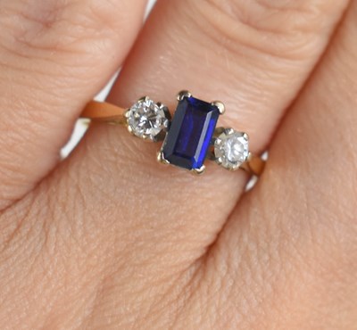 Lot 200 - An 18ct gold, cornflower blue sapphire and...