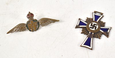 Lot 256 - Two militaria items to include an RAF badge,...