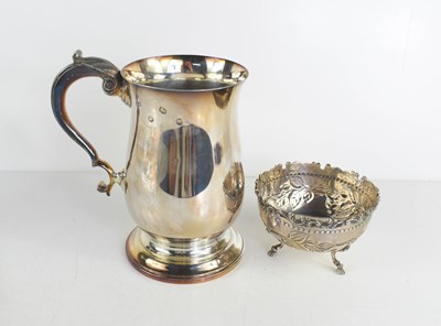 Lot 414 - A solid silver tankard, of baluster form with...