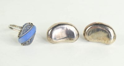 Lot 352 - An Art Deco silver and chalcedony ring, size I,...