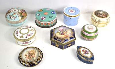 Lot 141 - A selection of porcelain jars / boxes, to...