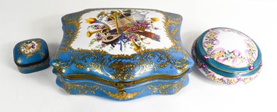 Lot 42 - A Russian Gardner porcelain box, with...