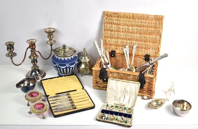 Lot 317 - A group of silver plated items to include a...