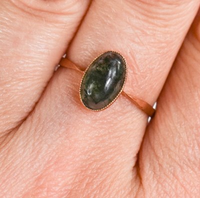 Lot 22 - A 9ct gold and moss agate cabochon ring, size...