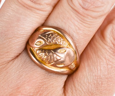 Lot 25 - A 9ct gold double head snake ring, size Q, 6g.