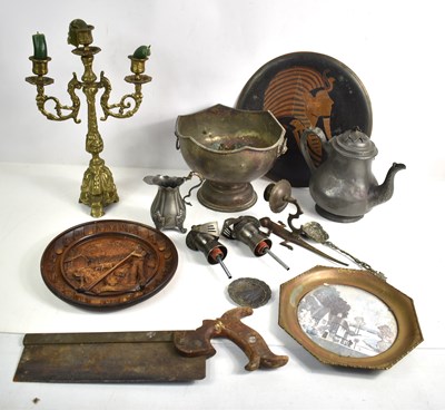 Lot 423 - A collection of metalware and collectables to...