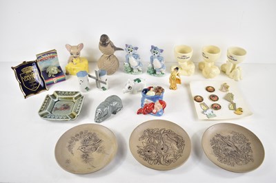 Lot 106 - A group of ceramics to include Wade Maddison...