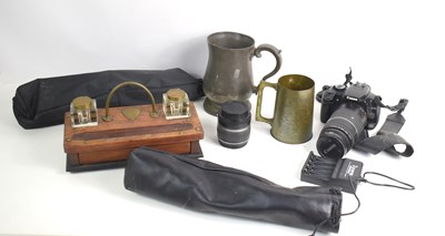 Lot 167 - A group of collectables to include an oak...