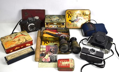 Lot 168 - A group of collectables to include vintage...