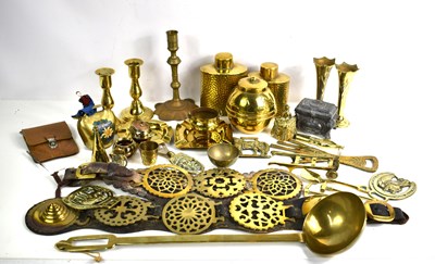 Lot 424 - A group of metalware to include horse brasses,...