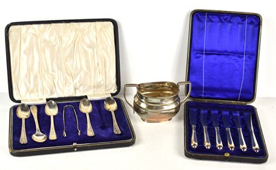 Lot 223 - A group of silver to include a Victorian...