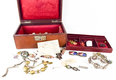 Lot 177 - A vintage jewellery box containing a white...