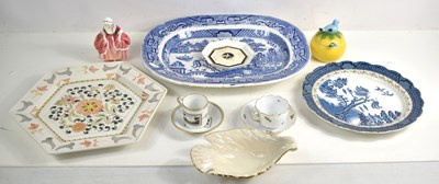 Lot 91 - A group of ceramics to include a Royal Doulton...