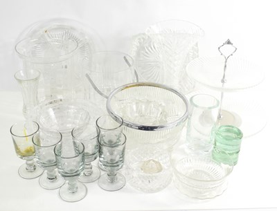 Lot 89 - A group of glassware to include green glass...