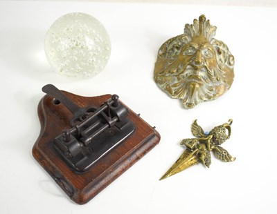 Lot 162 - A group of collectables to include a glass...