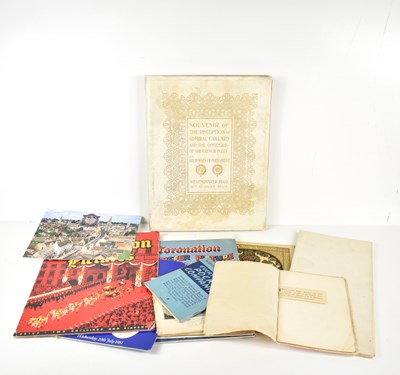 Lot 306 - A group of collectables to include a Souvenir...