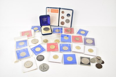 Lot 262 - A selection of coins to include commemorative...