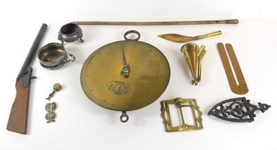 Lot 225 - A group of collectables to include an antique...