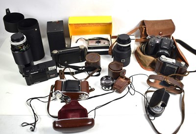 Lot 423 - A collection of vintage cameras and...