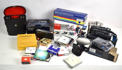 Lot 424 - A collection of vintage cameras accessories to...