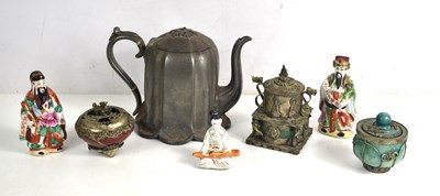 Lot 73 - A group of oriental items to include a Chinese...