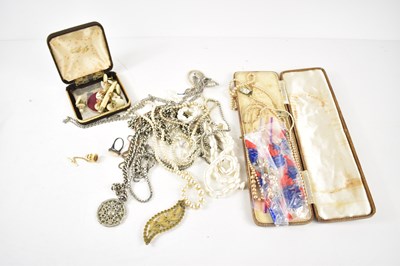 Lot 201 - A group of vintage jewellery to include a...