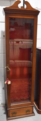 Lot 523 - An Edwardian mahogany gun display cabinet with...