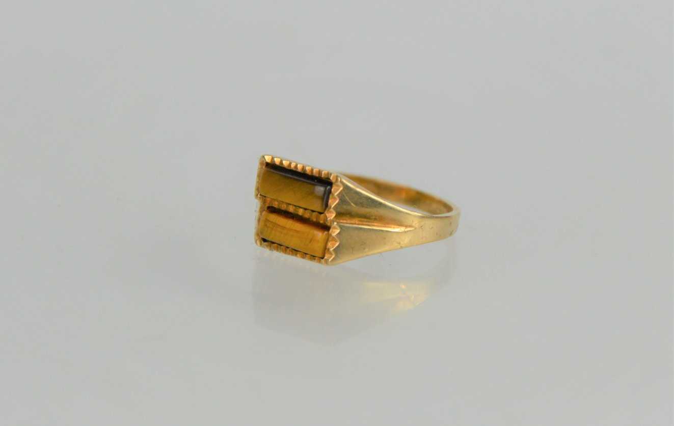 Lot 133 - A 9ct gold tiger eye ring, 2.73g, size O 1/2