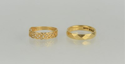 Lot 123 - Two 9ct gold rings, one Celtic style, 4.8g.