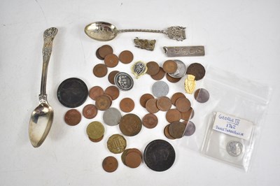 Lot 98 - A small group of silver and coins to include a...