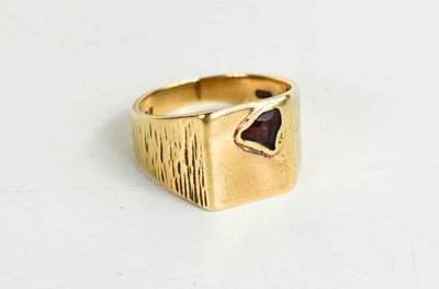 Lot 257 - A 9ct gold & ruby gentleman's signet ring, set...