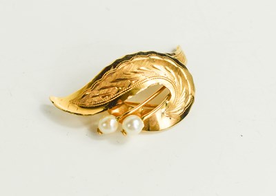 Lot 222 - An 18ct gold and pearl leaf form brooch,...