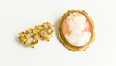 Lot 282 - A 9ct gold cameo brooch, depicting a profile...