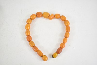 Lot 18 - A vintage butterscotch amber beaded necklace,...