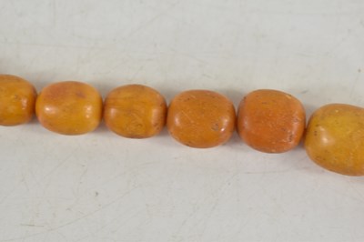 Lot 18 - A vintage butterscotch amber beaded necklace,...