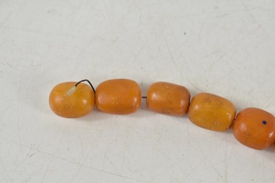 Lot 18 - A vintage butterscotch amber beaded necklace,...