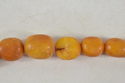 Lot 18 - A vintage butterscotch amber beaded necklace,...