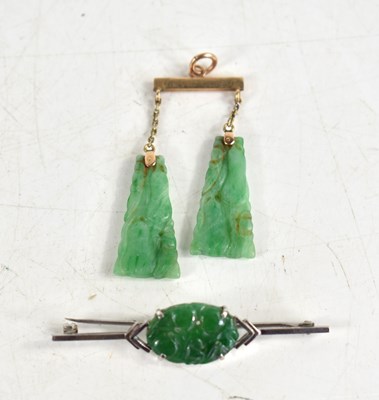 Lot 236 - A gold and carved jade pendant, (tested as...