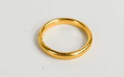 Lot 331 - A 22ct gold wedding band, size O, 4.78g.