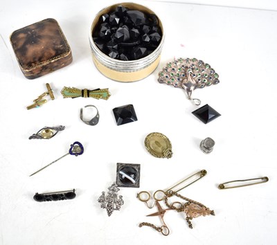 Lot 303 - A group of vintage jewellery to include a jet...