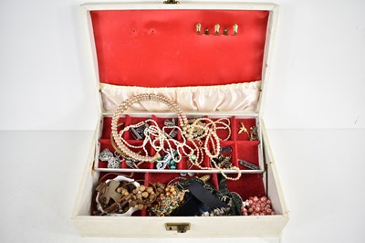 Lot 193 - A group of costume jewellery to include a...