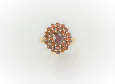 Lot 108 - A 9ct gold and garnet cluster ring, 3.35g,...