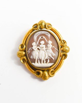 Lot 254 - A Victorian pinchbeck cameo mourning brooch /...