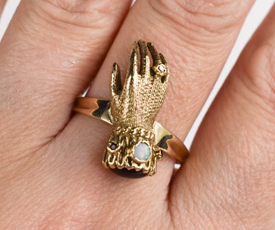 Lot 89 - A 9ct gold ring in the form of a hand, with a...