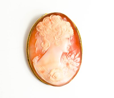 Lot 216 - A 14ct gold cameo brooch / pendant, carved in...