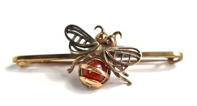 Lot 170 - A 9ct gold and carnelian bee bar brooch,...