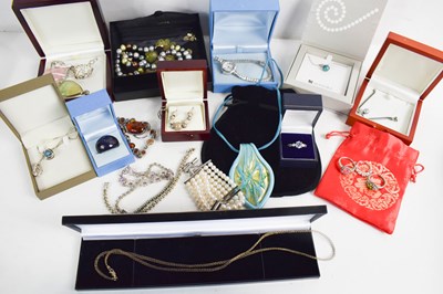 Lot 249 - A selection of jewellery to include Honora...